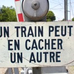 Un train peut en cacher un autre